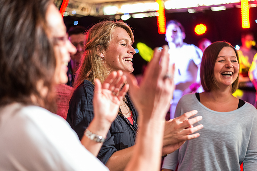 Ausgelassene Partystimmung bei einer Frauengruppe