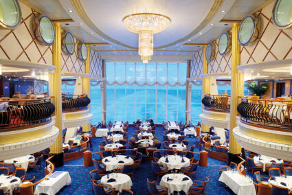 Restaurant mit Blick auf das Meer des Color-Line-Schiffs