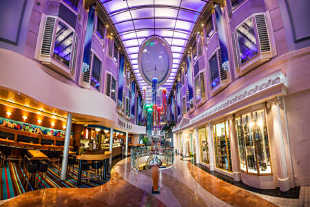 Shopping-Promenade an Bord des Color-Line-Schiffs
