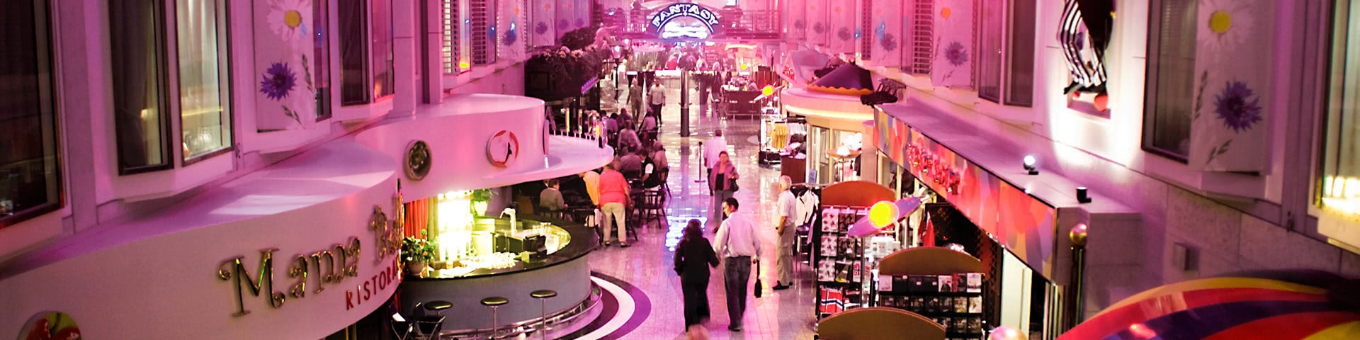 Shopping-Promenade an Bord des Color-Line-Schiffs