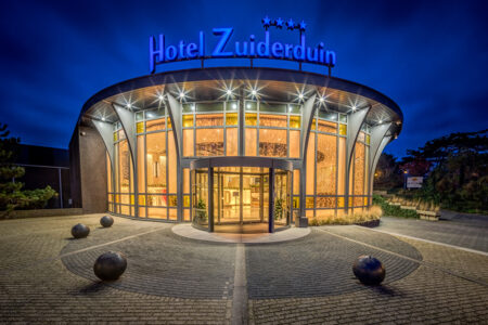 Außenansicht Hotel Zuiderduin in Egmond aan Zee bei Dunkelheit