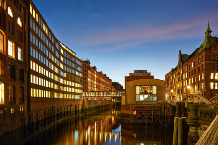 Außenansicht Ameron Hotel Speicherstadt in Hamburg bei Dämmerung