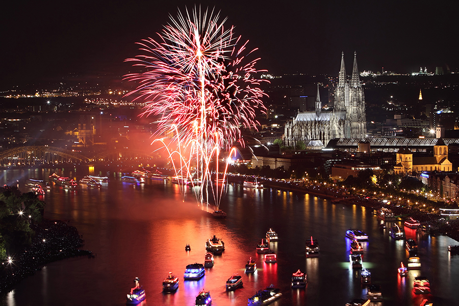 Feuerwek auf dem Rhein bei der Veranstaltung Kölner Lichter