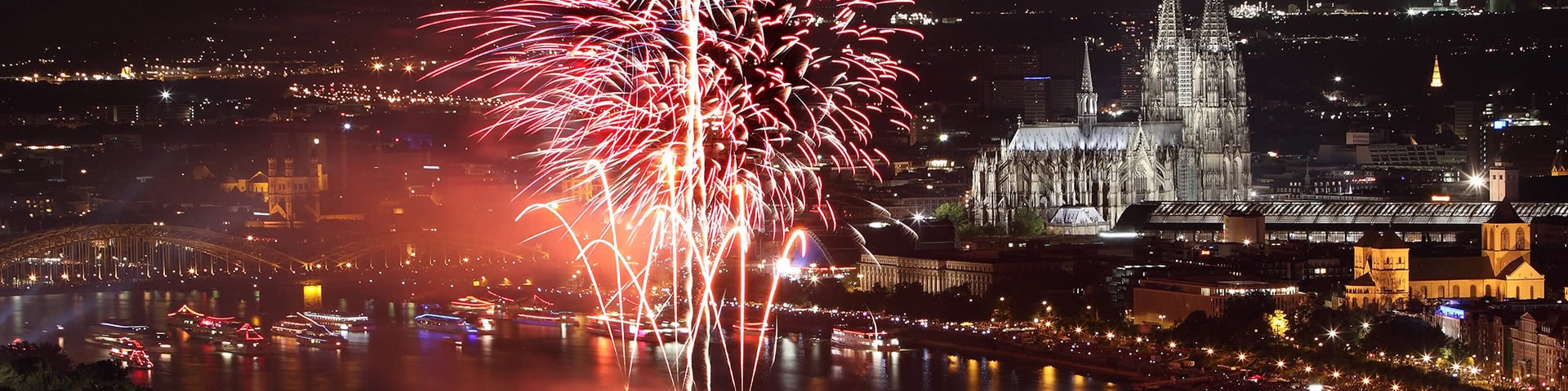 Feuerwerk auf dem Rhein bei den Kölner Lichtern