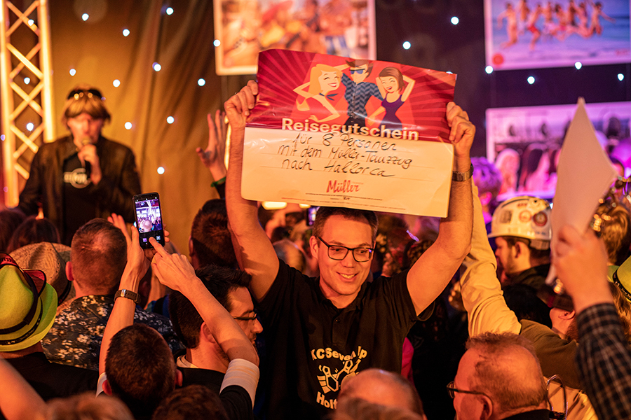 Sieger der Kegelparty im Dorf Münsterland hält den gewonnen Gutschein hoch