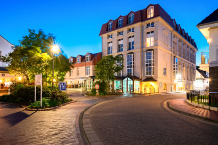Außenansicht vom Inselhotel Vier Jahreszeiten auf Norderney bei Dämmerung