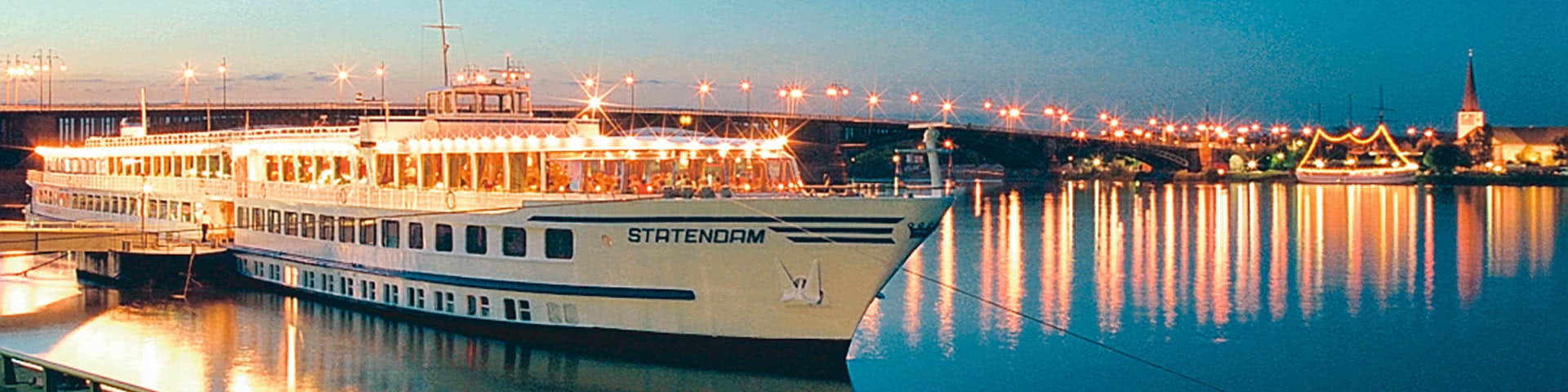 Beleuchtete MPS Statendam auf dem Rhein bei Dämmerung