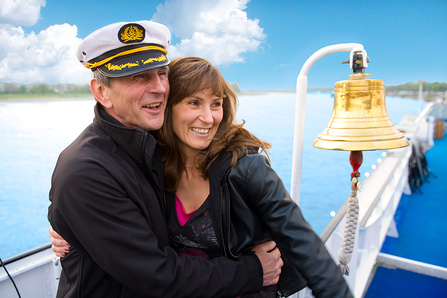 Glückliches Pärchen arm in arm auf dem Deck der MPS Statendam