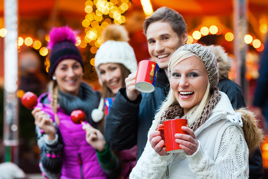 Fröhliche Gruppe auf einem Weihnachtsmarkt
