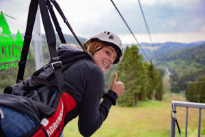 Frau in Zipline-Vorrichtung in Winterberg
